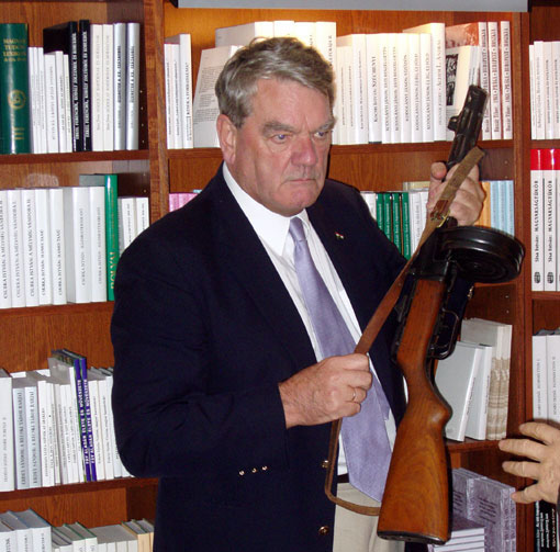 David Irving, AVO gun