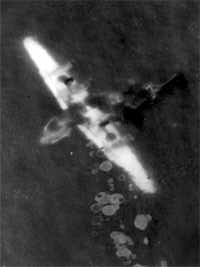 Auf Meeresboden liegendes Sikorski-Flugzeug, links